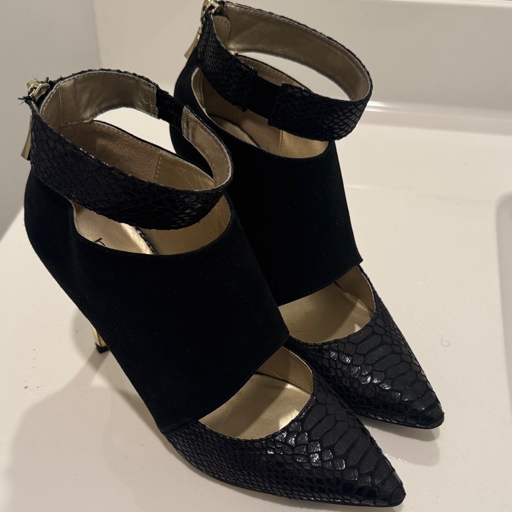 Dellaa Black Pointed-Toe Ankle Strap Heels - Women
